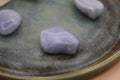 Blue Lace Agaat trommelsteen – Zachte communicatie en innerlijke rust - Energise Academy