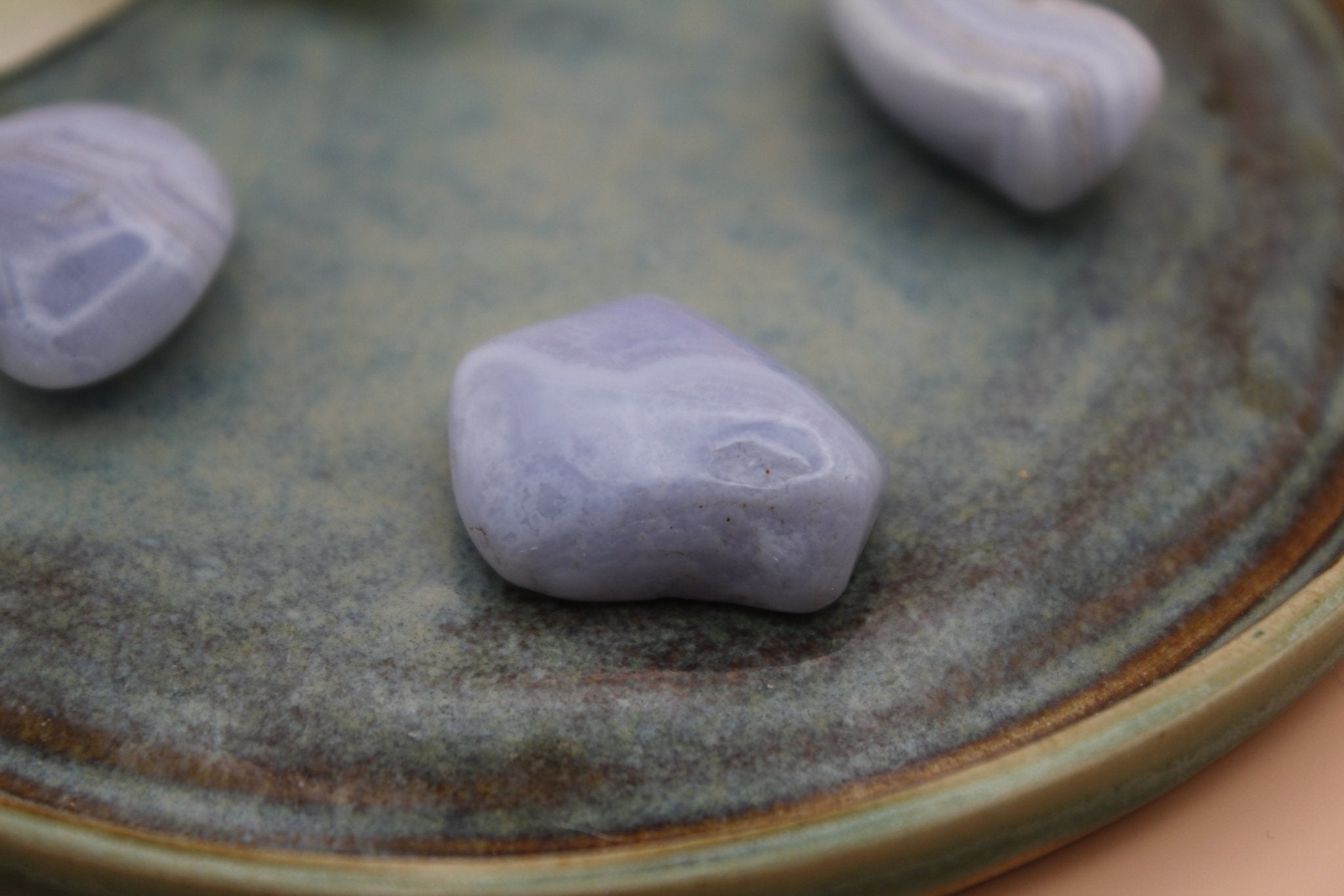 Blue Lace Agaat trommelsteen – Zachte communicatie en innerlijke rust - Energise Academy