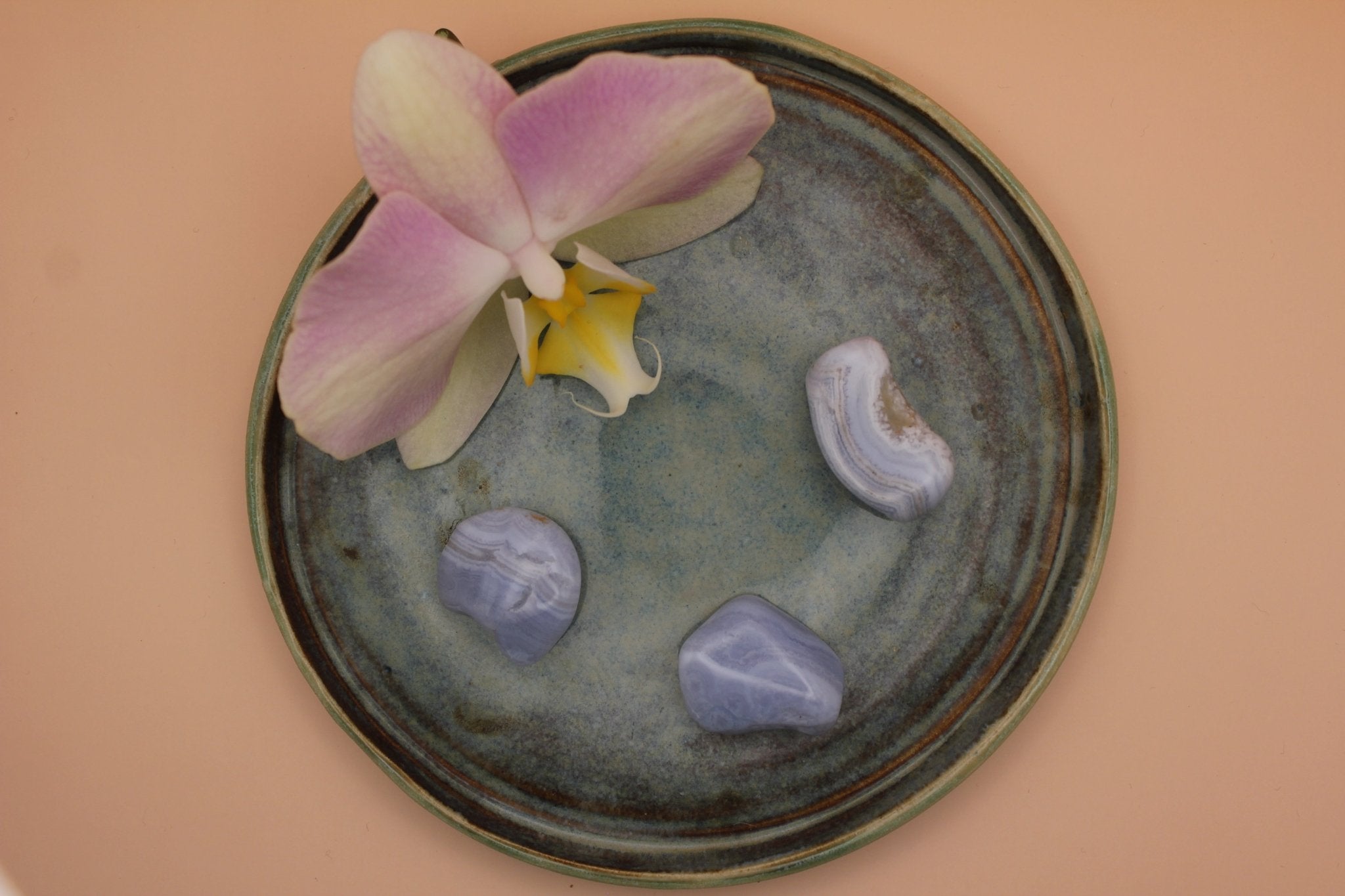 Blue Lace Agaat trommelsteen – Zachte communicatie en innerlijke rust - Energise Academy