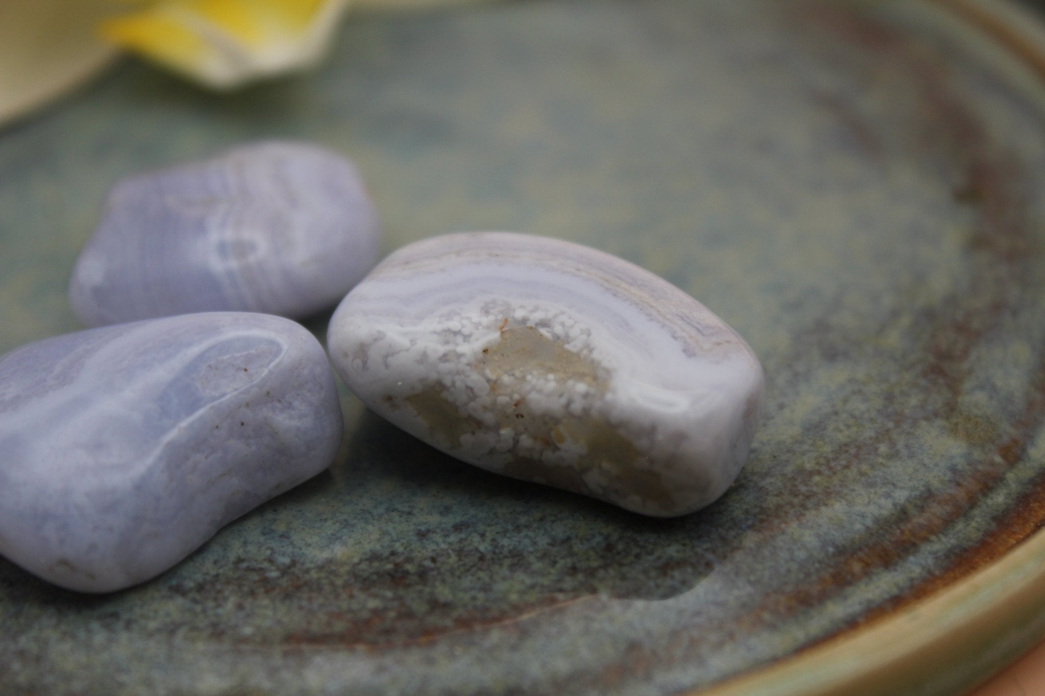 Blue Lace Agaat trommelsteen – Zachte communicatie en innerlijke rust - Energise Academy