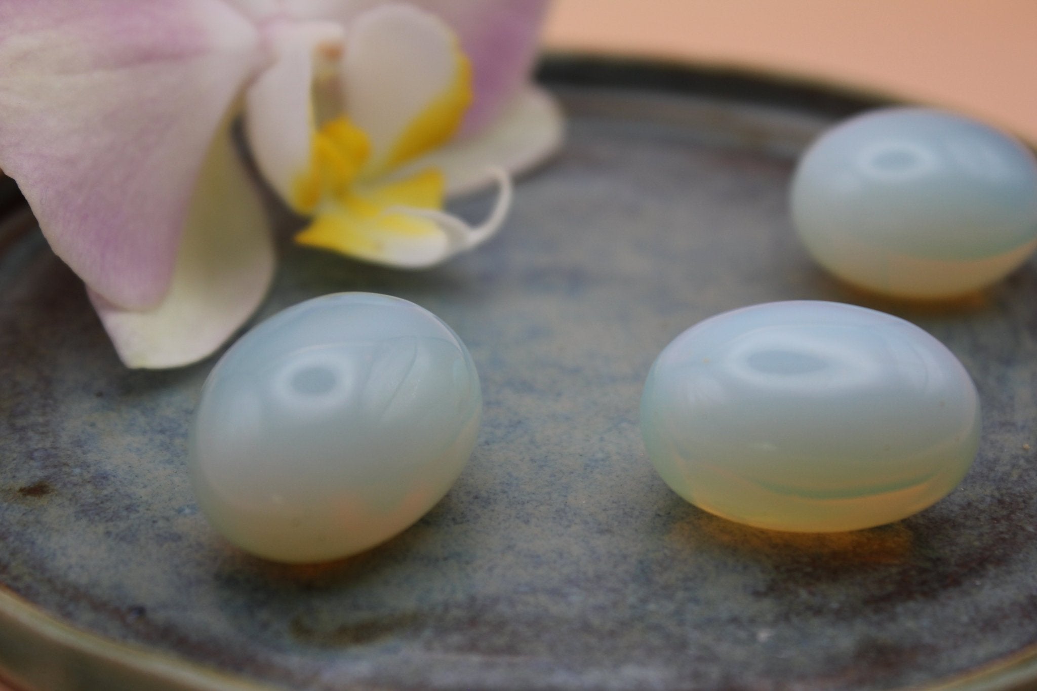 Opaliet trommelsteen – Emotionele doorstroming en zachte transformatie - Energise Academy