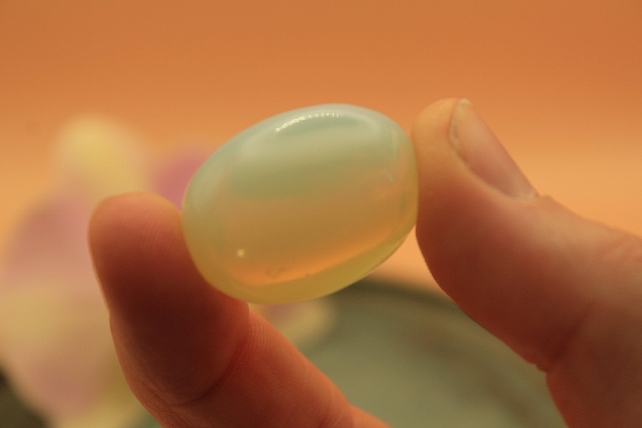 Opaliet trommelsteen – Emotionele doorstroming en zachte transformatie - Energise Academy