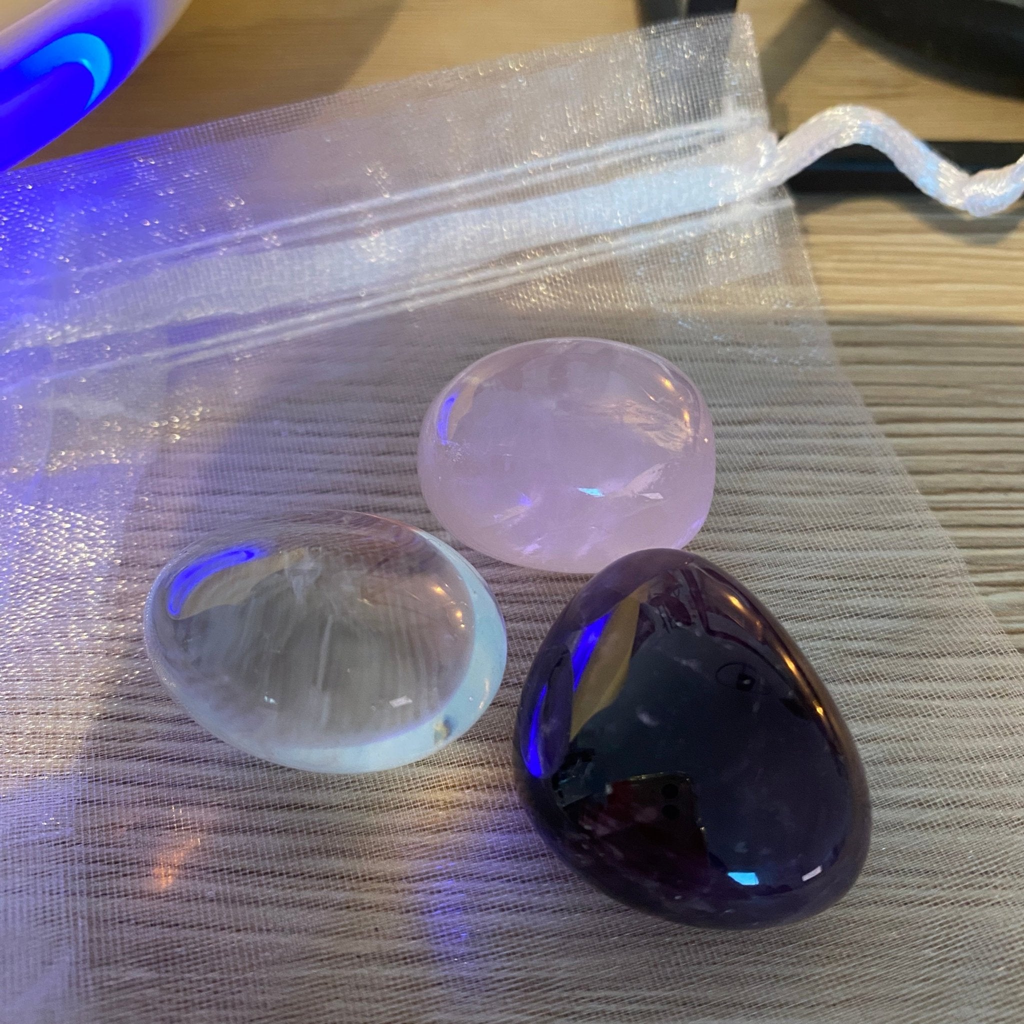 Trommelstenen set "De Gouden Driehoek" - Amethist, Rozenkwarts & Bergkristal - Basis edelstenen voor balans & harmonie - Energise Academy