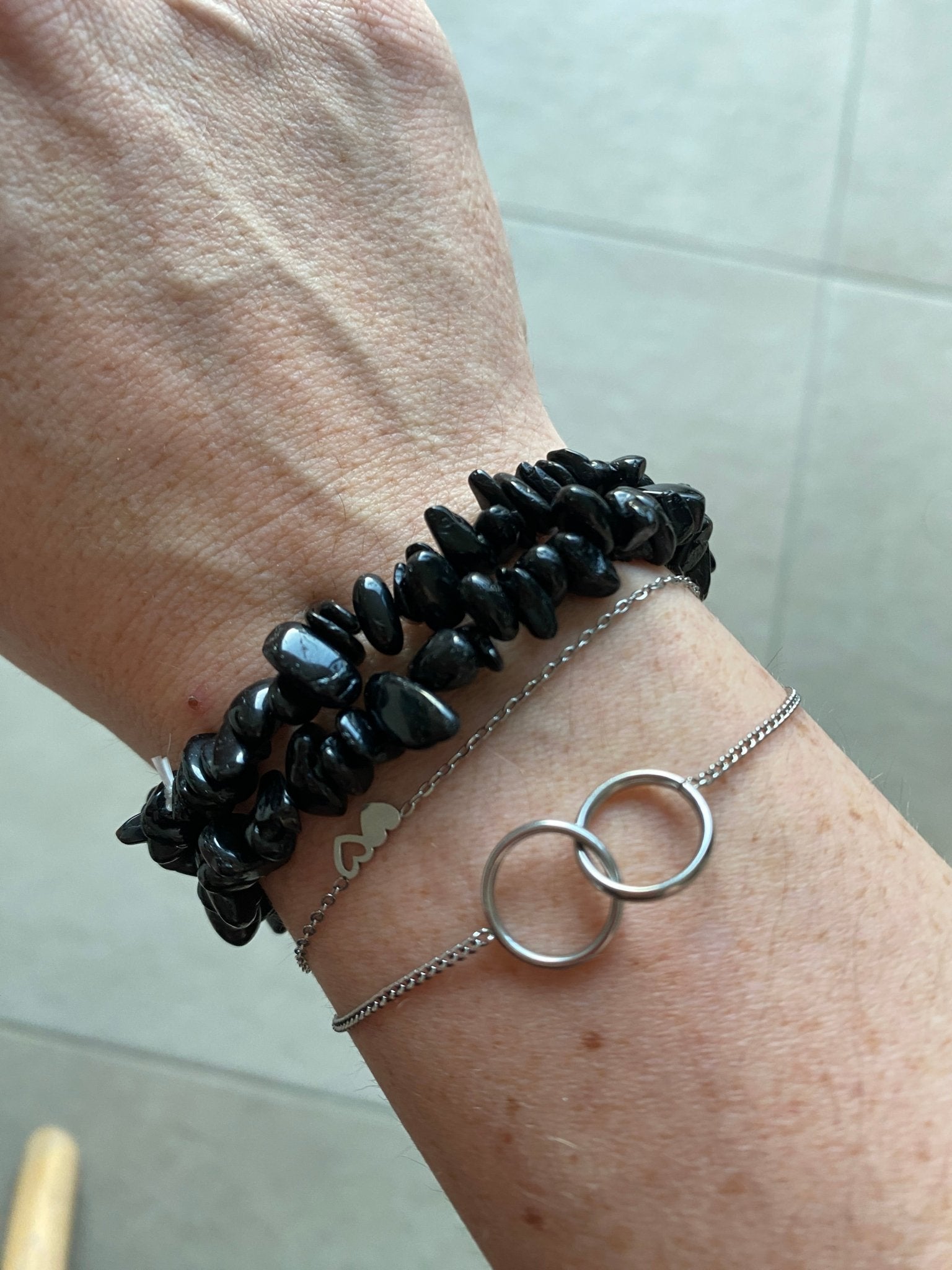 Zwarte Toermalijn splitarmband – Bescherming en energetische afbakening - Energise Academy