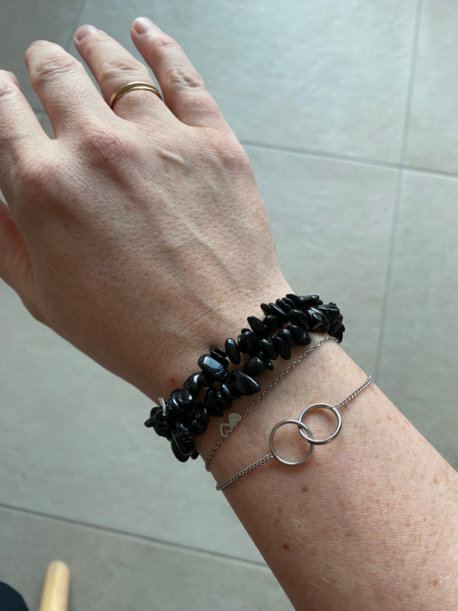 Zwarte Toermalijn splitarmband – Bescherming en energetische afbakening - Energise Academy